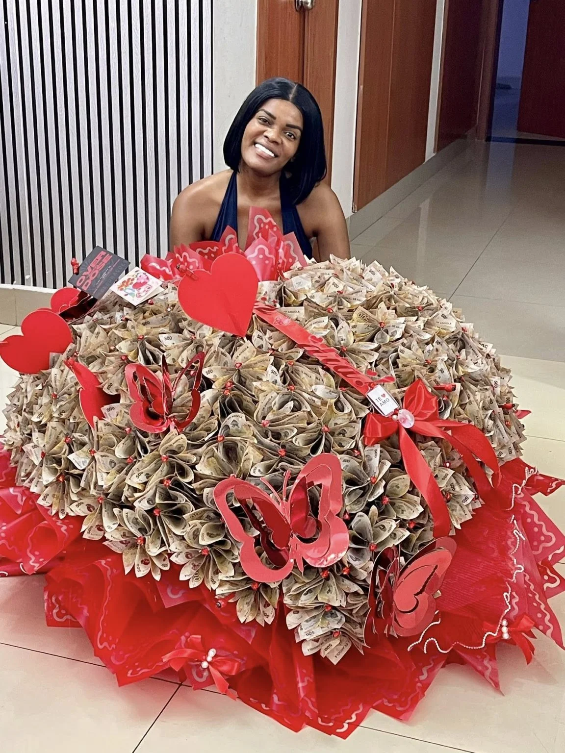 Poca Py surpreendida pela sua cara metade com buquê de dinheiro no seu aniversário