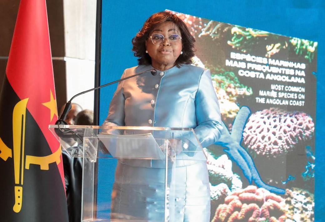 ESPERANÇA DA COSTA PRESTIGIA LANÇAMENTO DE OBRA CIENTÍFICA SOBRE ESPÉCIES MARINHAS