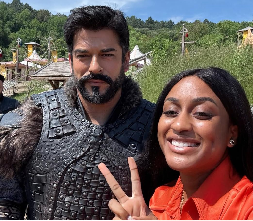 Encantada! Jessi Madalena realiza sonho ao conhecer Burak Özçivit, o galã de “Amor Eterno”